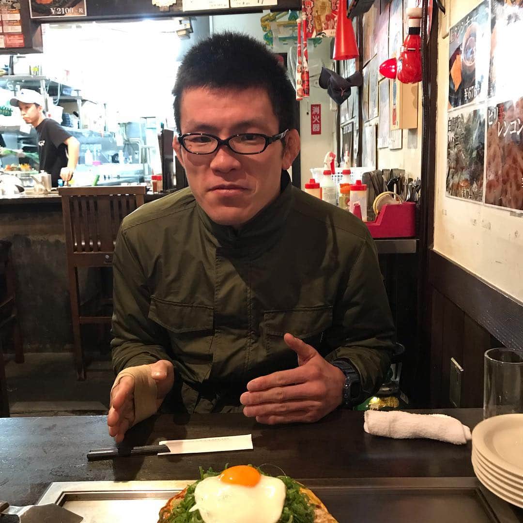青木真也さんのインスタグラム写真 - (青木真也Instagram)「広島お好み焼き。店員さんが僕とわかっていたのに食事中は声を掛けず、帰りに声をかけてくれた。気遣いが嬉しかったです。#広島#hiroshima #okonomiyaki ＃お好み焼き#ちんちくりん#青木真也 #mountainmartialarts #格闘技#mma」12月11日 1時33分 - shinya050983