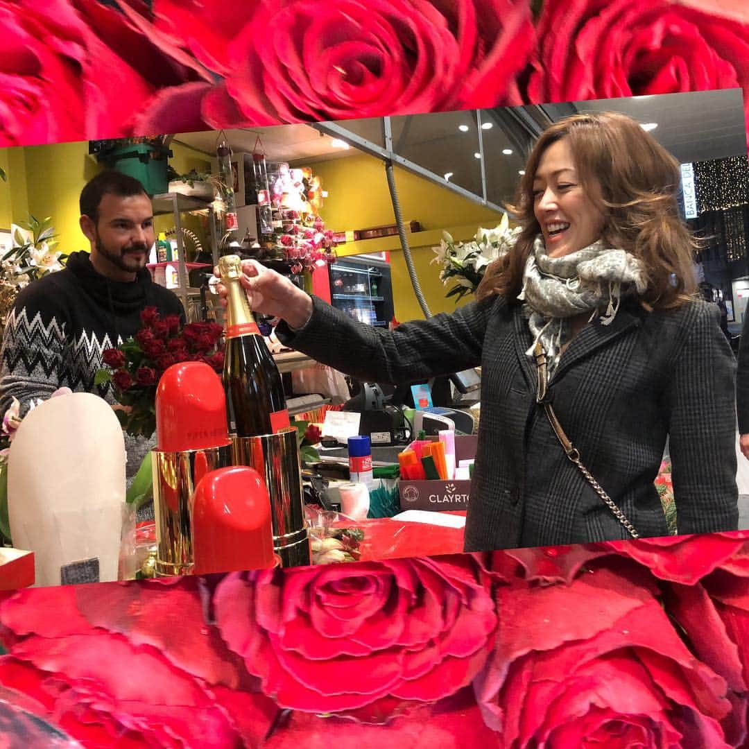 大和悠河さんのインスタグラム写真 - (大和悠河Instagram)「rouge champagne💄🍾🥂🎄わーい💕あの、rougechampagneをいつもの薔薇のお花屋さんで見つけました。 赤薔薇だけにしました。 お部屋で🌹champagne💄🍾。 クリスマスの魔法があなたの心をあたたかさと愛で満たしてくれますように😊。 May the magic of Christmas fill your heart with warmth and love. 🌹 🌹 🌹 💄 🌹 🍾 🌹 🍾 . #宙  #夜宙  #夜宙よぞらyuga  #宙ぞらyuga  #宙そら #h0h0h0 #Xmaspresent2018 #Xmastree  #君は僕の薔薇 #好きだよずーっと  #YUGA #YAMATO  #大和悠河 #yugayamato #やまとゆうが #ヤマトユウガ #YugaYamato  #MISSYOUIBETYOUMISSMEMORE. 💕🎄. #ILOVEYOUEVENMORETHANCHOCOLATE」12月11日 1時52分 - yugayamato