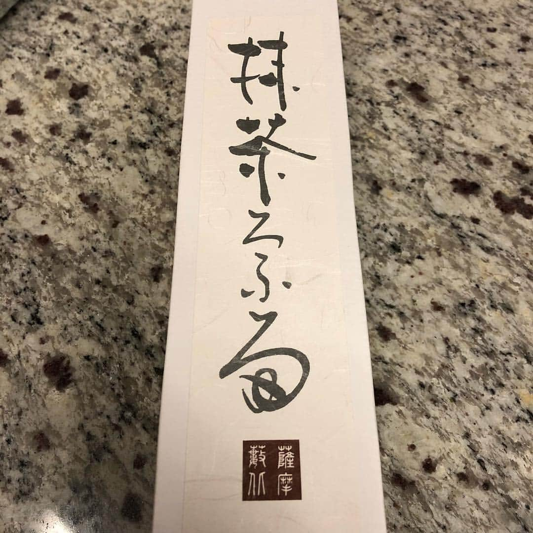 工藤静香さんのインスタグラム写真 - (工藤静香Instagram)「こ、こ、腰が  笑笑 下に何かの太い根っこがあり必死。こんなにジャンプしていいの？と思うくらい跳ねる私。割と強引な自分を発見🤭 それを見ながら「シャベル壊れるわよ〜」と、笑う母。 「今日あまり寒くなくて良かったね〜！」と、北海道出身の母の明るい声。。。。 お母様。今日は間違いなく極寒でございます。  鹿児島城山ホテルの保存料無しの薩摩揚げに鹿児島の抹茶ロールを頂きながら休憩しましょ。」12月11日 13時43分 - kudo_shizuka