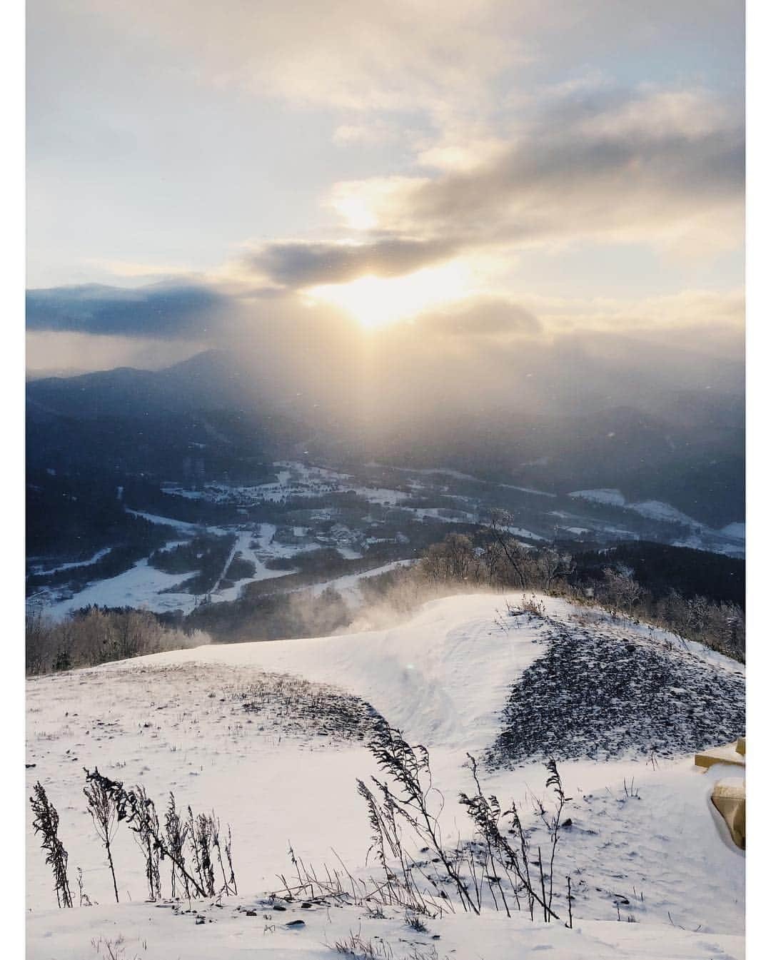 舞川あいくさんのインスタグラム写真 - (舞川あいくInstagram)「Beautiful place❄️☃️🗻 ジャグジーに入りながら眺める 雪景色 ため息がつくほどの美しさ☺️ #hokkaido #winter #星野リゾートトマム」12月11日 12時22分 - aiku_0817__