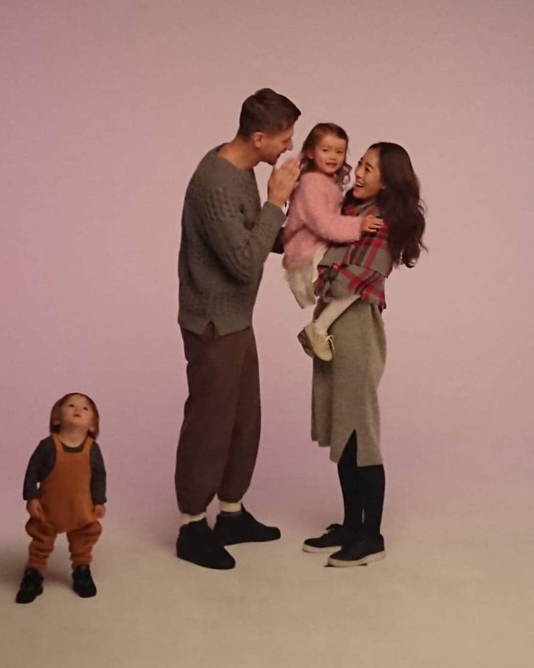 大桑マイミのインスタグラム：「family shootingでの一コマ。 六本木ヒルズ スカイデッキの 広告の撮影をさせてもらいました。 4度目の今回はどんな風になるかな？楽しみです。 この時期の六本木ヒルズの展望台もとーっても綺麗です。是非いってみてください。 寒くても澄んでる青空の日は特に感激します。 #roppongi#hills #skydeck」