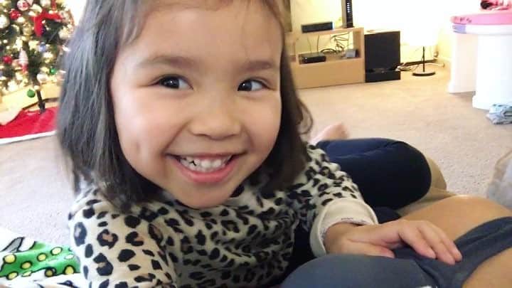 バイリンガル3兄妹のインスタグラム：「糸ようじと歯ブラシもって、歯の検診にきてくれる華ドクターなんだけど (しかもその時は突然やってくる…) ・ ・ 結構な力でほっぺの内側に歯ブラシぶっ刺してくる😂 ・ ・ 「ほっぺた突き破れちゃう〜！」 ・ に、対して ・ 「あーごめーん」 ・ 軽い😂 ・ #もしもこんなドクターがいたならば ・ #はなち #4歳 #えくぼちゃん #歯医者さんごっこ #バイリンガル3兄妹」
