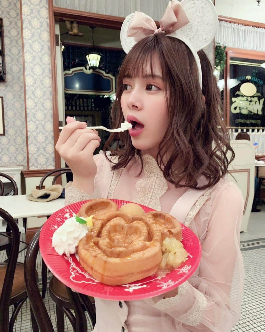 鷹野日南さんのインスタグラム写真 - (鷹野日南Instagram)「ワッフル♥️♥️ . . このワッフルが食べたくて何度もお店に行ったけど行列で諦めてて、でも何度もチャレンジして５回目くらいやっと空いたから食べれたの。念願❤︎ . . ワッフルだいすきマンとしては最高の時間でした。ありがとう . . . . . #ディズニーランド #instadisney  #disneyfood #ワッフル #disneyland  #instagood #🎀」12月11日 13時11分 - hinachan.3