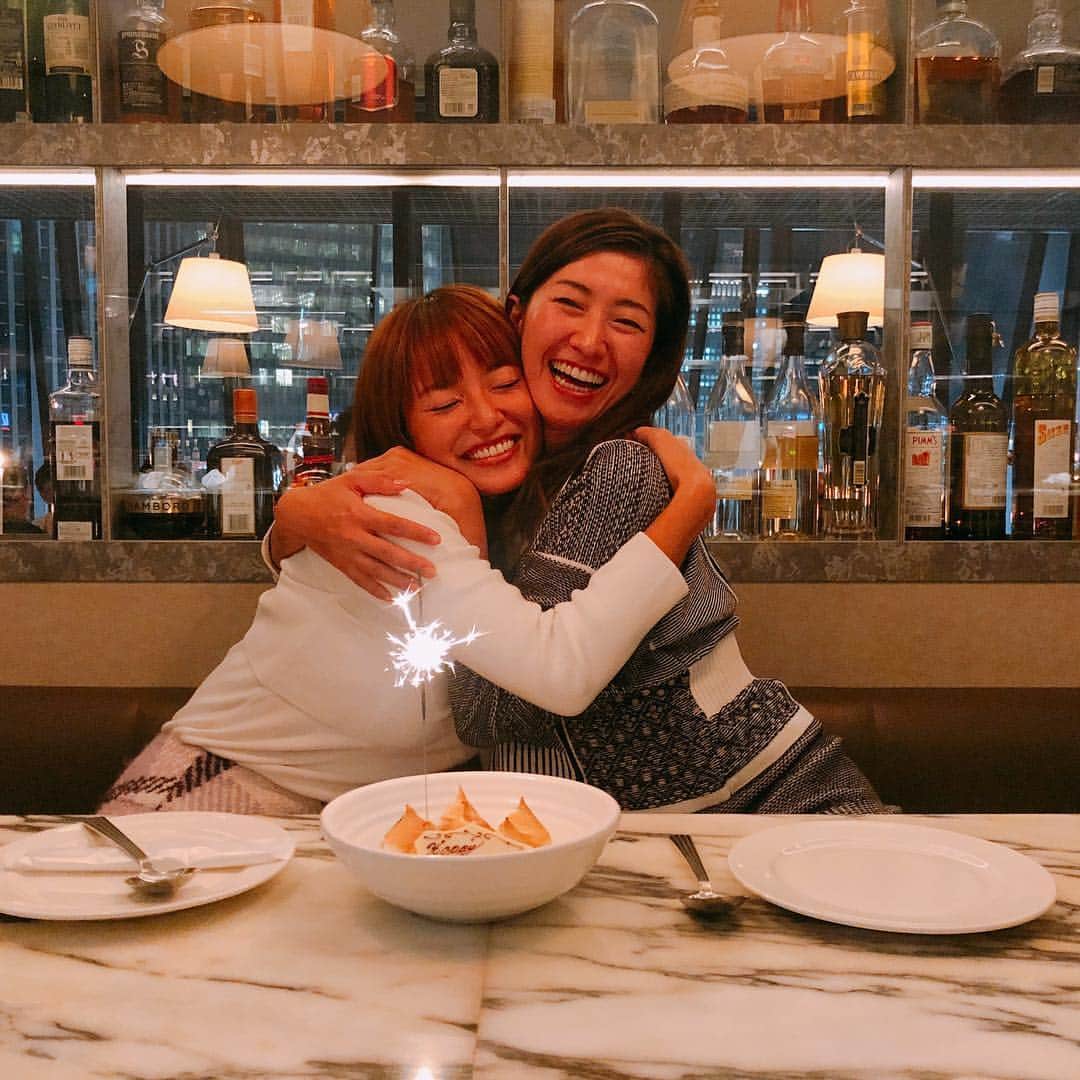 森下千里のインスタグラム：「Happy birthday 🎂 Mieko. . . 久しぶりに銀座。 銀座で待ち合わせって、ドキドキ💓 夜景を背中にキッチンが見えるシェフズテーブル👩‍🍳👨‍🍳。 お店貸し切りにしたみたいに他のテーブルと離れてて、 ついつい話し込む…。 結局、いつもどおりのわたしたち。 ハッピーバースデー🎉🎂 友達と過ごす時間って、いいね。 . . #dinner #ginza #アポロ #友達 #誕生日 #オシャレ #レストラン #また来ようっと」