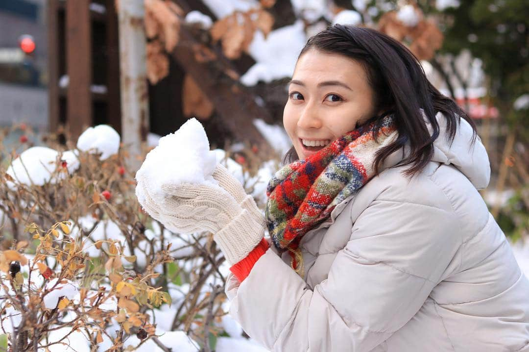 札幌テレビ「どさんこワイド朝」さんのインスタグラム写真 - (札幌テレビ「どさんこワイド朝」Instagram)「. おはようございます‼️ 今朝も冷えていますね❄️ マフラーや手袋が欠かせないです‼️ . 今日は、雪で遊ぶ小笠原アナの写真です⛄️ . 路面は今日もツルツルです‼️ 両手が使えるよう、リュックが良いかもしれませんね🤔 . #雪 と #戯れる #26歳  #北海道 の #寒い #冬 . #どさんこワイド朝 #札幌テレビ #大家彩香 #小出朗 #小笠原舞子 #北本隆雄 #久保朱莉 #西尾優希 . どさんこワイド朝の #Youtubeチャンネル もあります！ 是非 #Youtube で 「どさんこワイド朝」と検索してみてください！」12月11日 8時35分 - dosanko_asa