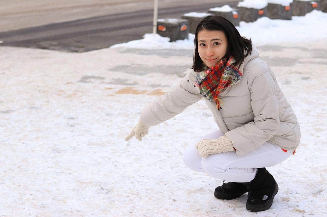 札幌テレビ「どさんこワイド朝」さんのインスタグラム写真 - (札幌テレビ「どさんこワイド朝」Instagram)「. おはようございます‼️ 今朝も冷えていますね❄️ マフラーや手袋が欠かせないです‼️ . 今日は、雪で遊ぶ小笠原アナの写真です⛄️ . 路面は今日もツルツルです‼️ 両手が使えるよう、リュックが良いかもしれませんね🤔 . #雪 と #戯れる #26歳  #北海道 の #寒い #冬 . #どさんこワイド朝 #札幌テレビ #大家彩香 #小出朗 #小笠原舞子 #北本隆雄 #久保朱莉 #西尾優希 . どさんこワイド朝の #Youtubeチャンネル もあります！ 是非 #Youtube で 「どさんこワイド朝」と検索してみてください！」12月11日 8時35分 - dosanko_asa