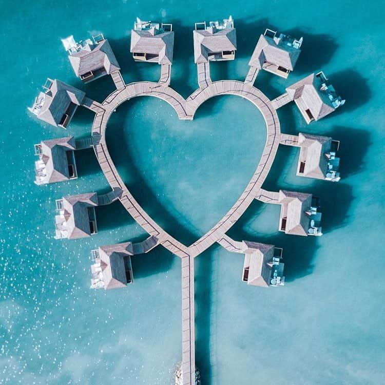 LDL TRAVEL 公式のインスタグラム：「📍Jamaica: Cuba﻿ .﻿ ジャマイカにこんなところがあるなんて😮﻿ .﻿ ハート型が可愛い💙💙💙﻿ .﻿ . ✈ @tourdelust﻿ .﻿ #ジャマイカ #キューバ #アイランド」