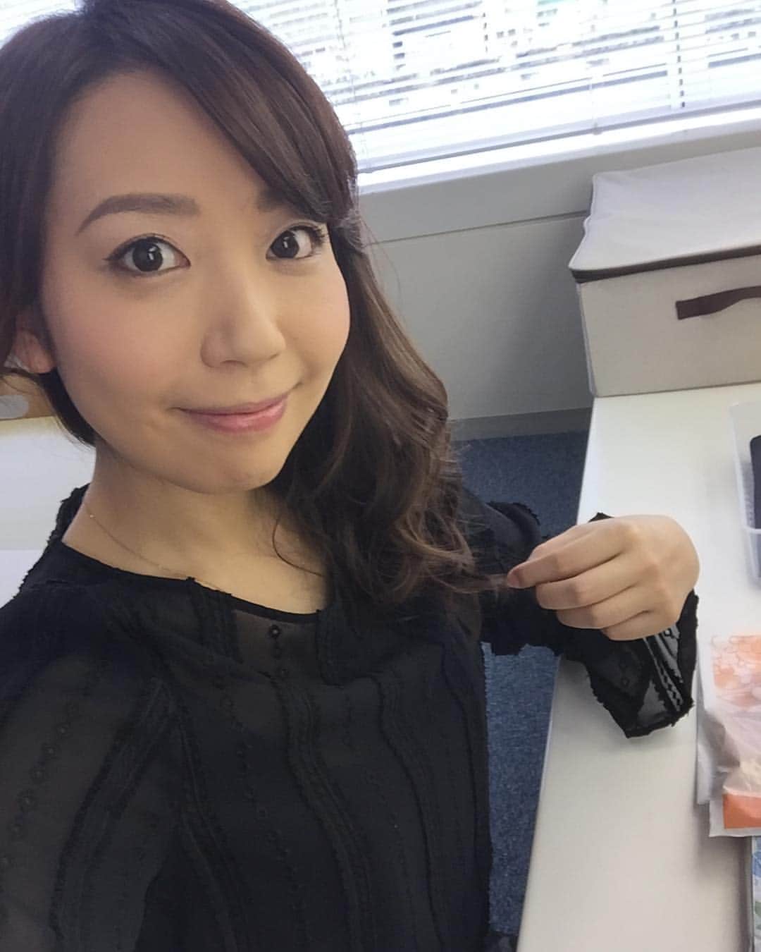 須黒清華のインスタグラム：「おはようございます☀ 今日も収録〜。 だいぶ髪が伸びたね〜って、メイクさんと話してた。 すぐ切ってしまう髪の毛を、久しぶりにここまで我慢してます♪ #今日も頑張りましょう✨✨✨」