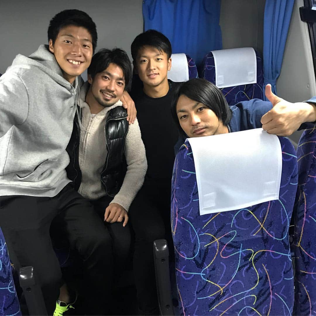 のインスタグラム：「一昨日のファン感で今シーズンの活動が終了しました。納得いくシーズンではありませんでしたが、 今シーズンサポートして下さった全ての方に感謝しています。 師匠、大介くんには感謝の気持ちしかありません。 大介くんみたいな男になります！ 本当にありがとうございました。 #ファジアーノ岡山 #1枚目 #赤嶺会 #伊藤大介  #師匠 #感謝」