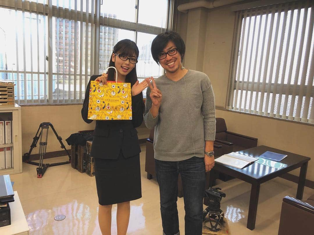 小芝風花さんのインスタグラム写真 - (小芝風花Instagram)「お知らせです📢 関西テレビ  ドラマ「新・ミナミの帝王」に矢倉紅役で出演させて頂きます😊 第16話 1/5（土）15:00〜16:30  第17話 1/14（月） 15:22～16:47  関西地区で放送されます♪ ぜひお楽しみに〜😊✨ #瑠東東一郎 監督とパシャリ📸」12月11日 11時18分 - fuka_koshiba_official