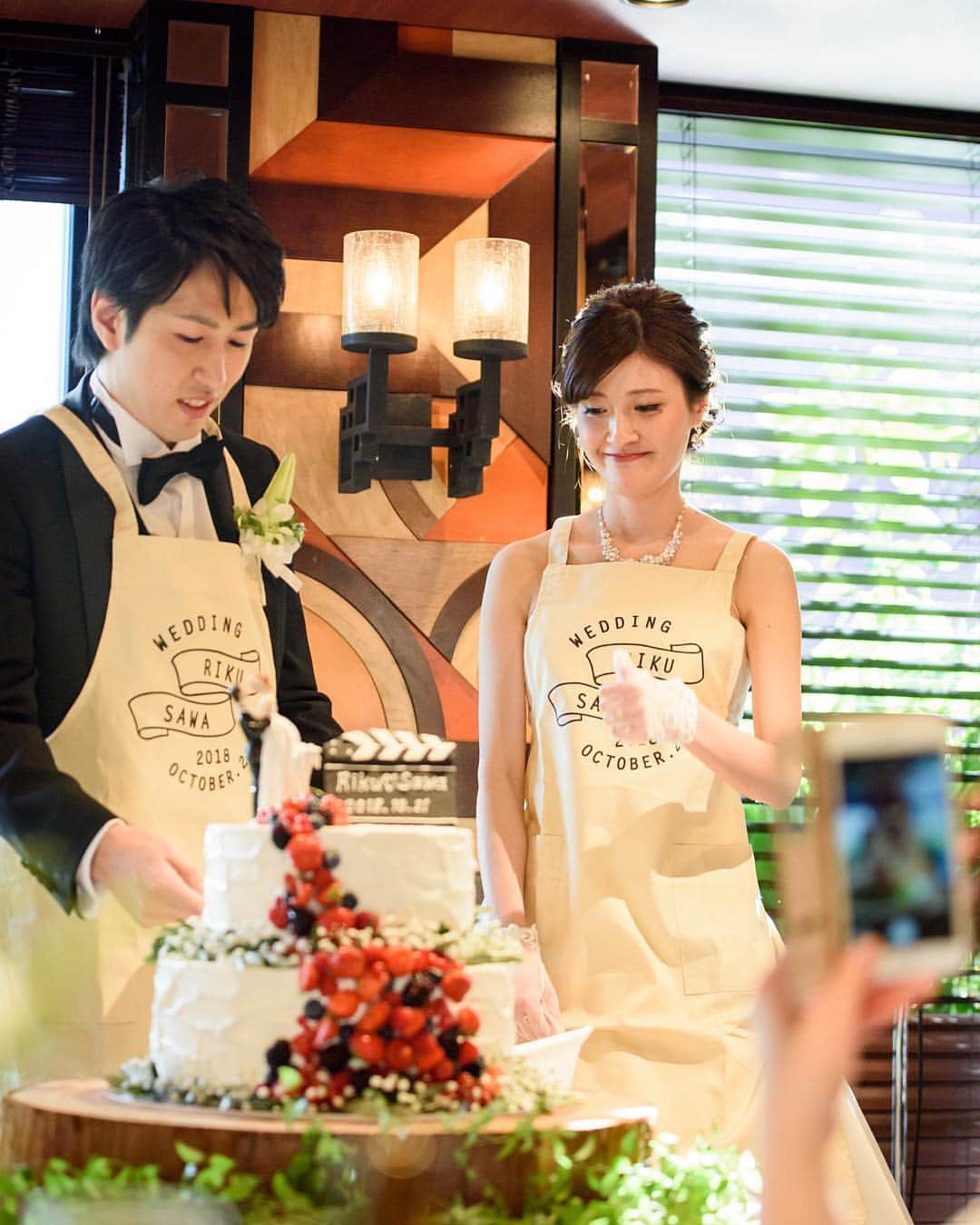 東京タワーの麓の結婚式さんのインスタグラム写真 - (東京タワーの麓の結婚式Instagram)「🗼 映画🎬モチーフのおしゃれなウェディングケーキ🎂 . ケーキのご入刀のあとは... おふたりオリジナルのエプロンを付けて ファーストバイト🍰🥄♡ . これならご新郎さまにいっぱい 食べさせてあげても安心ですね♡ . 映画の1シーンのようなとても素敵な ケーキ入刀&ファーストバイトでした✨ . 詳細は➡︎(@theplaceoftokyo)まで♡ . . #theplaceoftokyo #ザプレイスオブトウキョウ #プレイスオブトウキョウ #東京タワー #東京タワー🗼 #東京タワーで結婚式 #東京タワーが好き #インスタジェニック婚 #tokyotower #wedding #ウェディング #プレ花嫁 #卒花嫁 #2019年春婚 #2019夏婚 #2019秋婚 #2018冬婚 #結婚式準備 #結婚式場探し #式場探し #東京花嫁 #関東プレ花嫁 #日本中のプレ花嫁さんと繋がりたい #ウェディングケーキ #ウェディングケーキアイディア #ウェディングケーキデザイン #ファーストバイト」12月11日 11時45分 - theplaceoftokyo