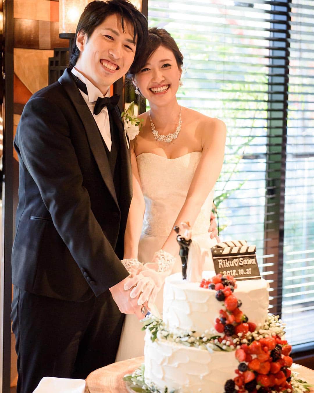 東京タワーの麓の結婚式さんのインスタグラム写真 - (東京タワーの麓の結婚式Instagram)「🗼 映画🎬モチーフのおしゃれなウェディングケーキ🎂 . ケーキのご入刀のあとは... おふたりオリジナルのエプロンを付けて ファーストバイト🍰🥄♡ . これならご新郎さまにいっぱい 食べさせてあげても安心ですね♡ . 映画の1シーンのようなとても素敵な ケーキ入刀&ファーストバイトでした✨ . 詳細は➡︎(@theplaceoftokyo)まで♡ . . #theplaceoftokyo #ザプレイスオブトウキョウ #プレイスオブトウキョウ #東京タワー #東京タワー🗼 #東京タワーで結婚式 #東京タワーが好き #インスタジェニック婚 #tokyotower #wedding #ウェディング #プレ花嫁 #卒花嫁 #2019年春婚 #2019夏婚 #2019秋婚 #2018冬婚 #結婚式準備 #結婚式場探し #式場探し #東京花嫁 #関東プレ花嫁 #日本中のプレ花嫁さんと繋がりたい #ウェディングケーキ #ウェディングケーキアイディア #ウェディングケーキデザイン #ファーストバイト」12月11日 11時45分 - theplaceoftokyo