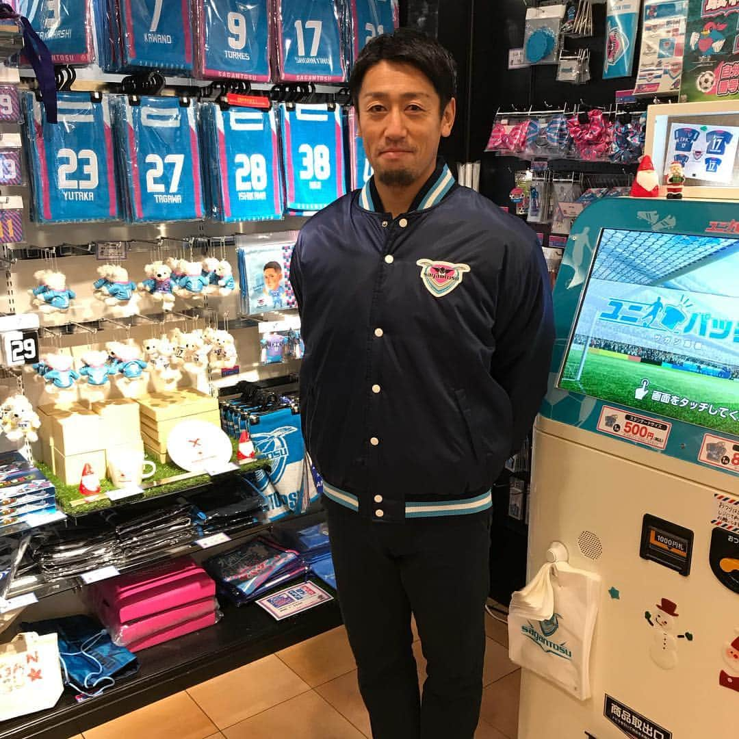 高橋義希さんのインスタグラム写真 - (高橋義希Instagram)「12時から15時までショプ店員やってます #是非お越しください #サガン鳥栖 #オフィシャルショップ #トランドール #鳥栖駅」12月11日 11時59分 - yoshikitakahashi14