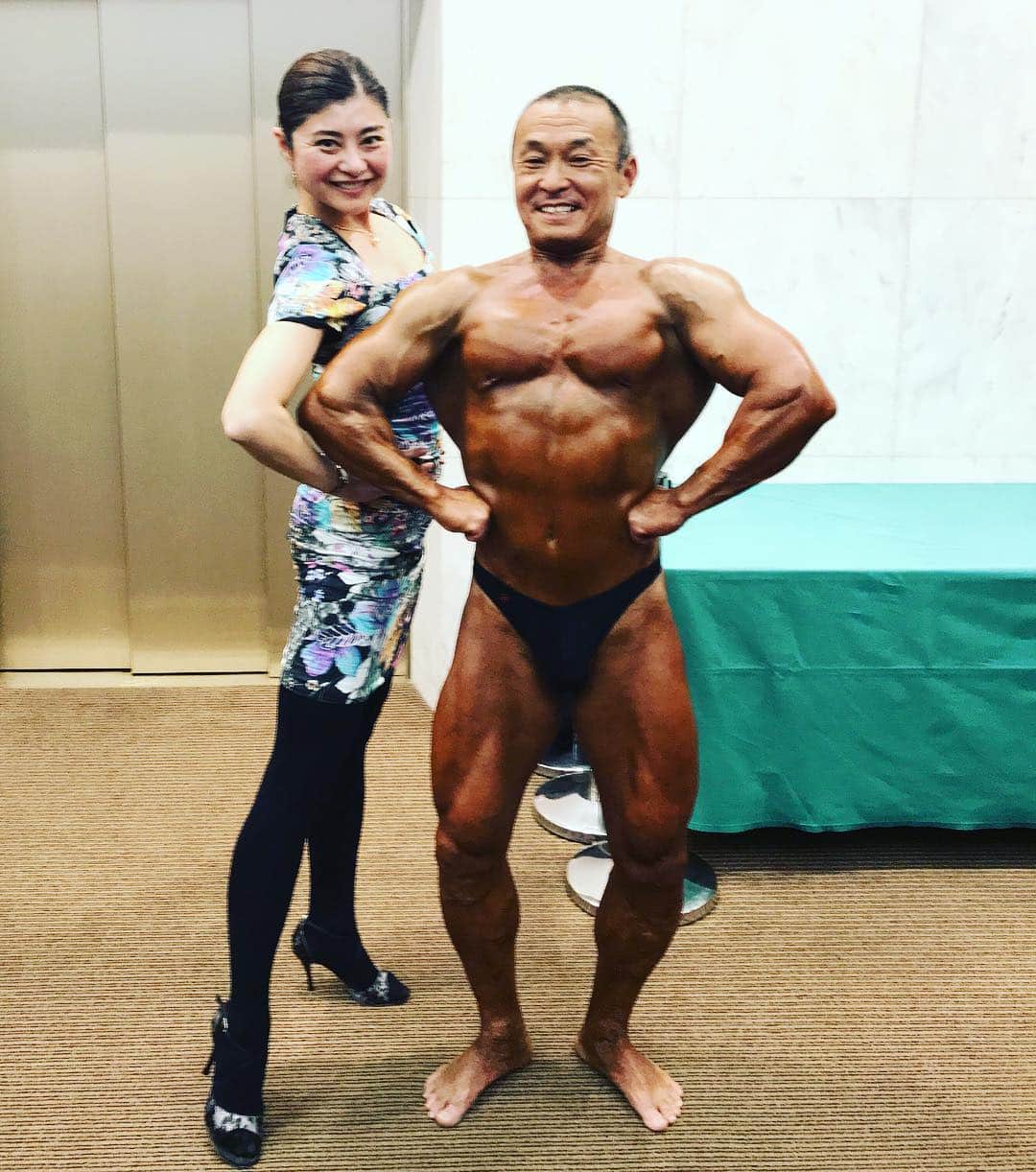 間々田佳子のインスタグラム：「カラダの専門家💪と 顔の専門家💪  いつも親身になって 色々な気づきをくださる トレーナーの近藤さん  ありがとうございます😊  #間々田佳子 #サンプレイ #トレーニング #筋トレ顔 #ボディビル  #筋トレ好きと繋がりたい」
