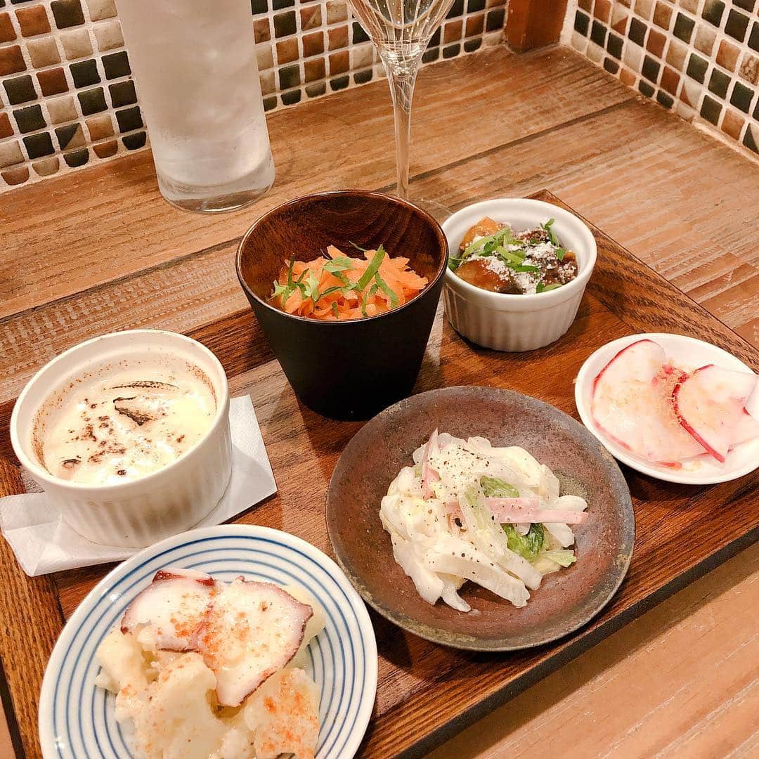 黒沢咲のインスタグラム：「今日は久しぶりに来た、大好きなお店で一人飲み(〃ω〃) 一品一品、ホント美味しい。敗戦後ですが、一口食べたら、また来週頑張ろうという気持ちになりました！！幸せなことです。 (´༎ຶོρ༎ຶོ`) ↑こんな顔で、「おわたー」って言ってても仕方ないので、切り替えてまた戦う女になります！！」