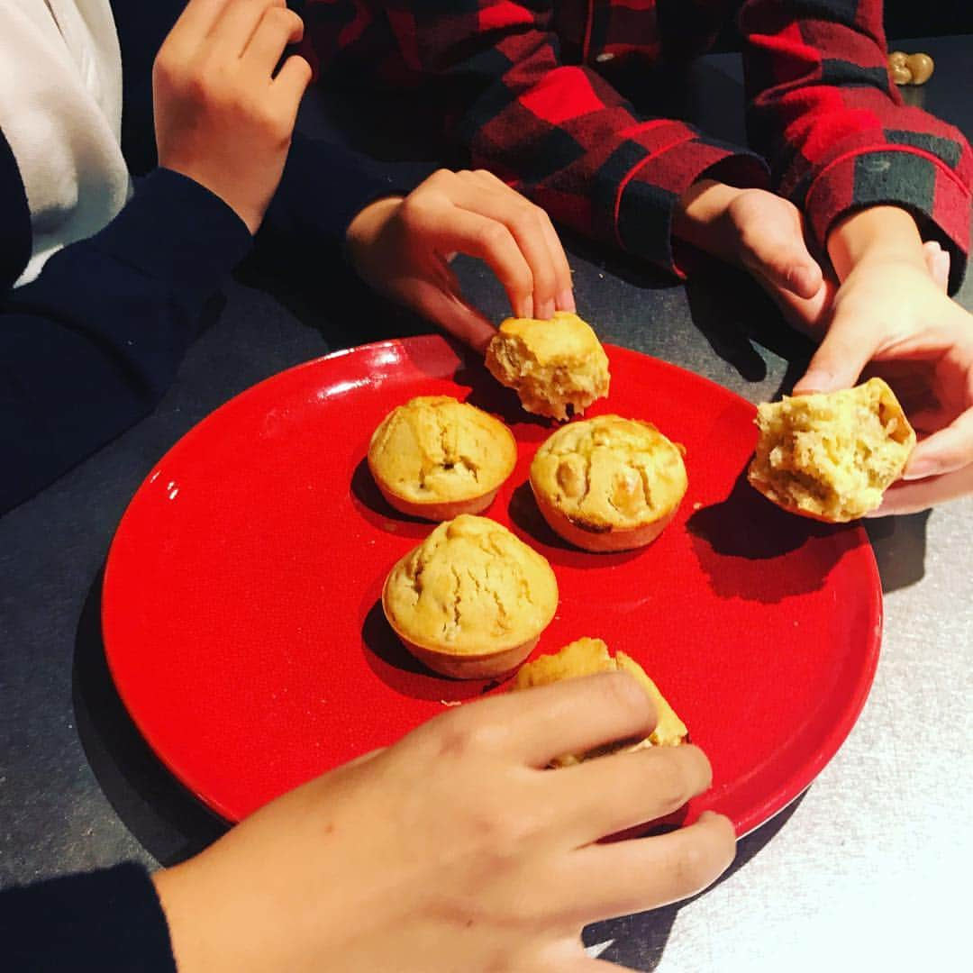 滝沢眞規子さんのインスタグラム写真 - (滝沢眞規子Instagram)「夕飯のあとにちょっとおやつ作り。 熟れたバナナがあったのでアーモンドミルクでバナナマフィンを焼きました🍌🍌🍌🍌 牛乳の代わりにアーモンドミルクを使っているのでヘルシー✨ @bluediamondalmondsjp  ほのかにアーモンドの甘〜い香りもする優しい味です😋 作り方は、アーモンドブリーズのホームページで紹介されているレシピを真似っこ。 家にウォールナッツがあったので砕いて入れてみました💁‍♀️ 分量などはホームページを見てください😊 他にも作りたいレシピが載っているので私も✍️ http://www.bdalmonds.com/almond-breeze/  焼き上がりのいい香りで寄ってきた3人が一つづつ摘んだので、残りはラッピングして明日のお弁当のデザートにします😋 #アーモンドミルク  #アーモンドブリーズ #ブルーダイアモンドアーモンド  #bluediamonds  #almondbreeze  #bluediamondalmonds  #bluediamondgrowers」12月11日 21時37分 - makikotakizawa