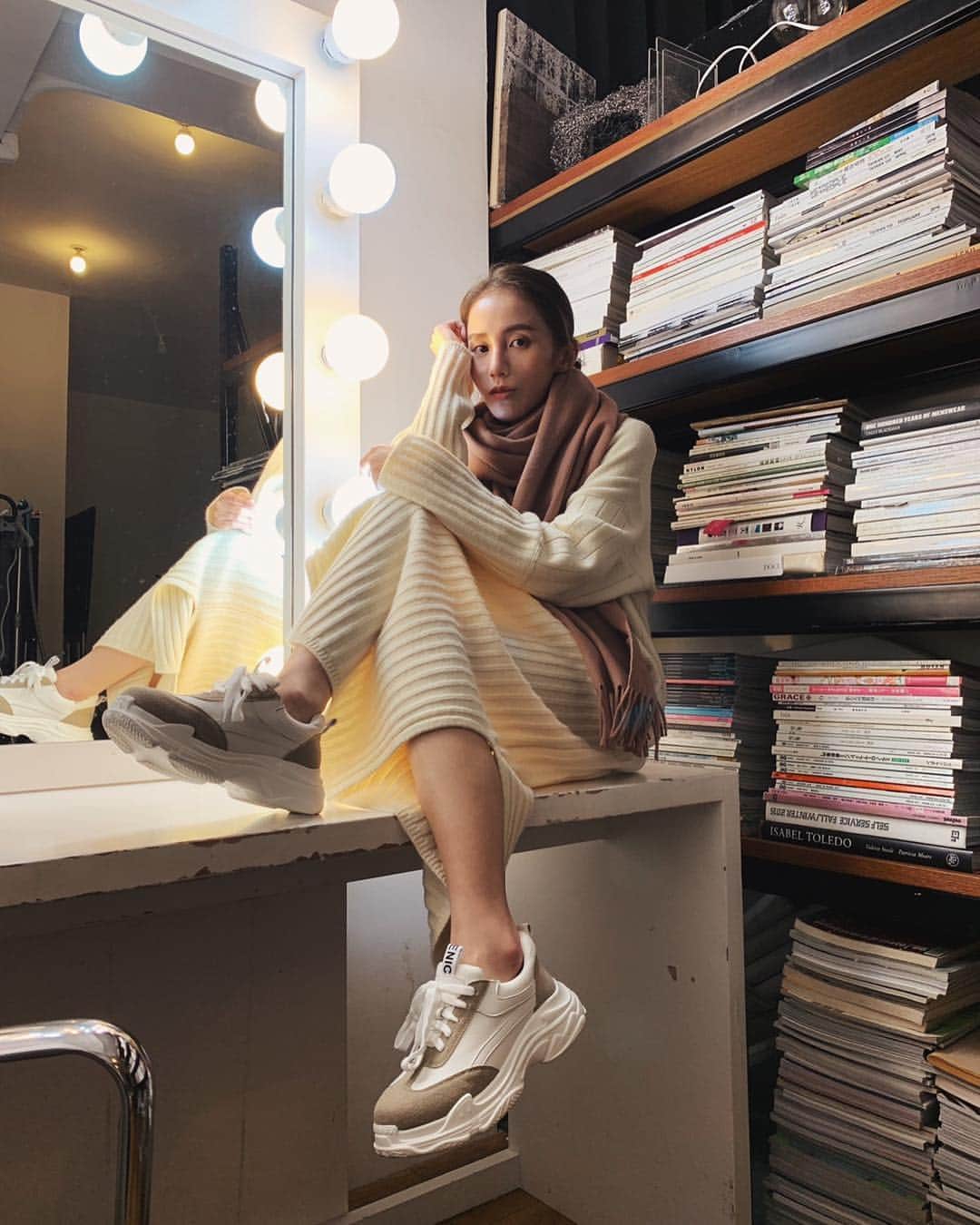 チャン・チュンニンのインスタグラム：「人家收工 我上工 🙈 - 針織洋裝 @dazzlingdazzlin  圍巾 @acnestudios  鞋 @amissa_fashion」