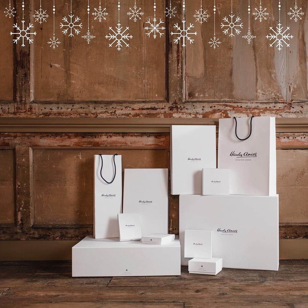 ハーディエイミスのインスタグラム：「It’s the most wonderful time of the year.  Visit us in store or online for great gifts. #christmas #menswear #gifting」