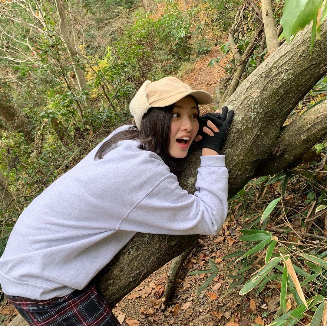 北村優衣さんのインスタグラム写真 - (北村優衣Instagram)「登山が趣味のお父さんと一緒に 北村初めての登山、初めての高尾山⛰ 稲荷山コースで登って途中6号路も歩いたり、 5号路をぐるっとして山頂に着いて、 帰りは1号路でお店やお寺見て帰ったよ☺︎ がっつり歩いたから次の日ちゃんと筋肉痛だった。笑 山登るの楽しい！またやりたい！！！ . (お父さん、前回の反省を踏まえて、 写真に指が入らないように頑張ってくれてた。笑) #拍手👏 #お父山」12月11日 21時41分 - kitamura_y910