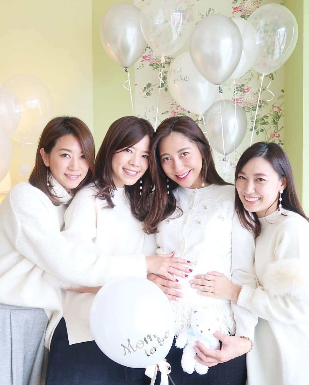 小川ひとみさんのインスタグラム写真 - (小川ひとみInstagram)「みんなとの記録写真☺️💋🎈🎄❤️ #love #bff #babyshower #howhappyiam」12月11日 22時06分 - hitomy220