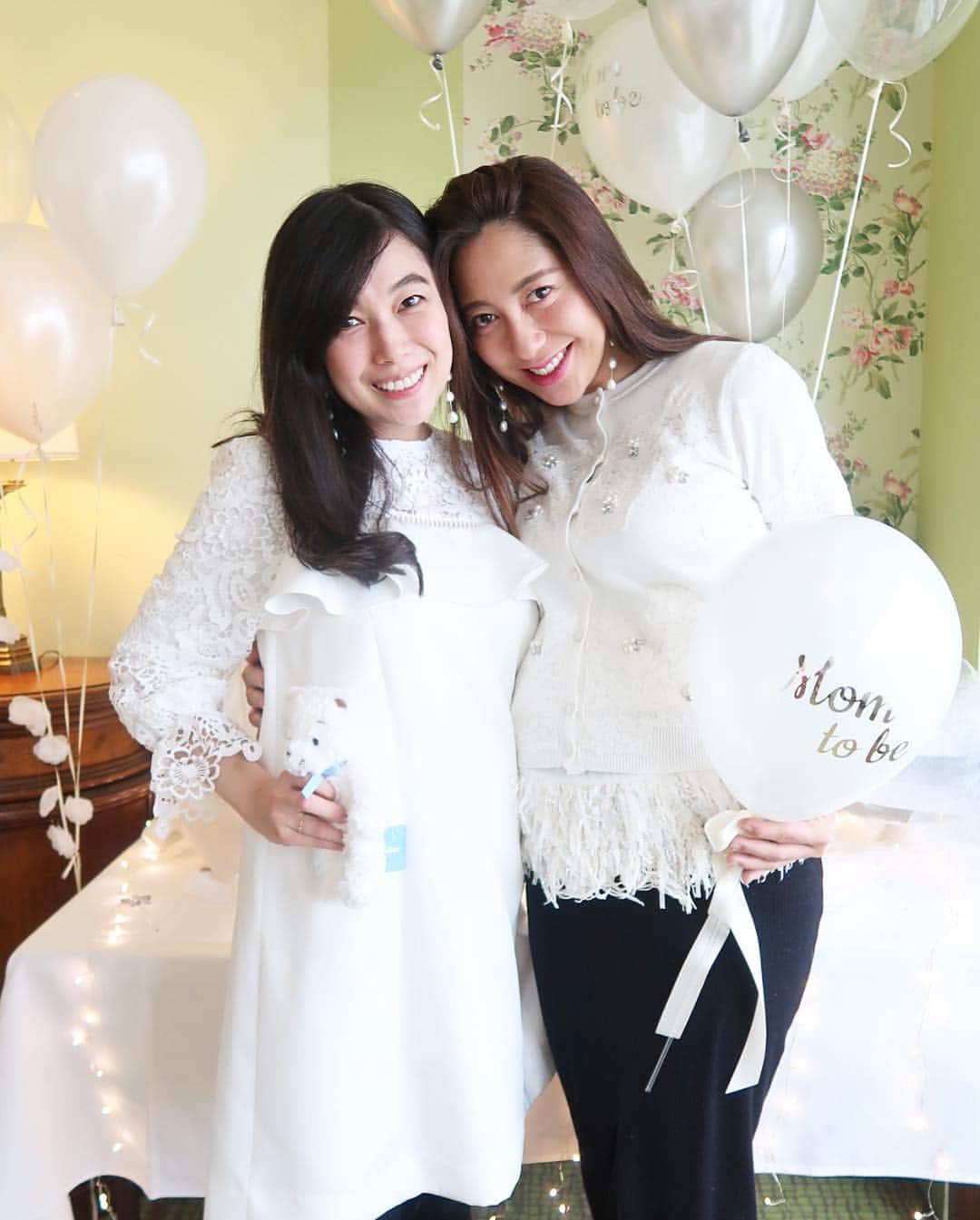 小川ひとみさんのインスタグラム写真 - (小川ひとみInstagram)「みんなとの記録写真☺️💋🎈🎄❤️ #love #bff #babyshower #howhappyiam」12月11日 22時06分 - hitomy220