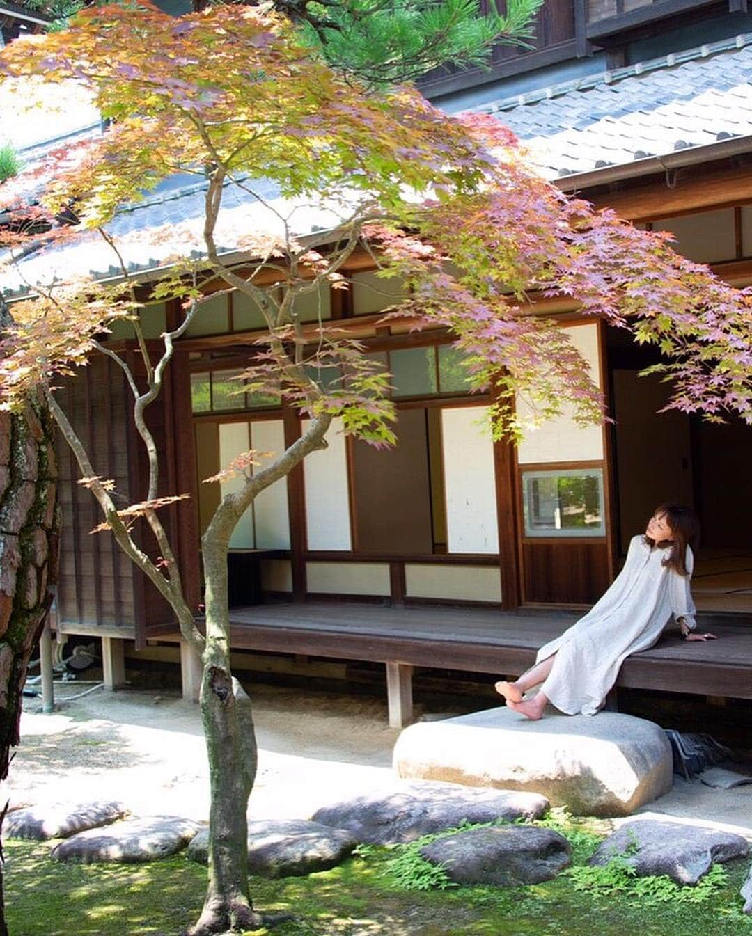 渡部麻衣さんのインスタグラム写真 - (渡部麻衣Instagram)「広島県竹原市には温泉も♨️ （この前行った時は日帰りだったので 温泉は入れんかった😭） . そして有名な #竹鶴酒造 #藤井酒造 #中尾醸造 などの 酒蔵もあります！ 温泉に入って竹原の郷土料理の 魚飯（ぎょはん）とおいしいお酒… 身体もお腹も癒されるぅ☺️ . 日本のウイスキーの父 #マッサンと #リタ の銅像と 記念撮影もしました♡ . ちなみに竹鶴酒造は いまも竹原市にあるのよーん！ . #竹原市 #竹原市街並み #広島 #HIROSHIMAJAPAN #旅 #森川邸 #ランチ #魚飯 #まっさん #竹鶴 #庭園 #夜の帝王 #縁側 #地酒 #誠鏡 #秘傳」12月11日 22時39分 - mmaaiipp