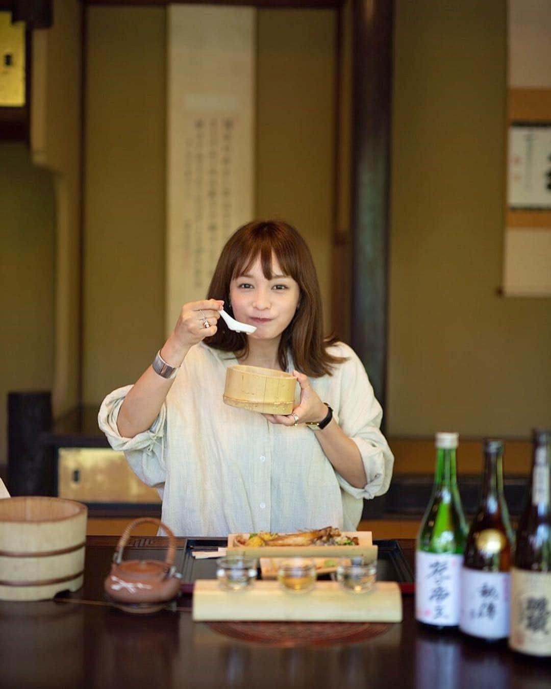 渡部麻衣さんのインスタグラム写真 - (渡部麻衣Instagram)「広島県竹原市には温泉も♨️ （この前行った時は日帰りだったので 温泉は入れんかった😭） . そして有名な #竹鶴酒造 #藤井酒造 #中尾醸造 などの 酒蔵もあります！ 温泉に入って竹原の郷土料理の 魚飯（ぎょはん）とおいしいお酒… 身体もお腹も癒されるぅ☺️ . 日本のウイスキーの父 #マッサンと #リタ の銅像と 記念撮影もしました♡ . ちなみに竹鶴酒造は いまも竹原市にあるのよーん！ . #竹原市 #竹原市街並み #広島 #HIROSHIMAJAPAN #旅 #森川邸 #ランチ #魚飯 #まっさん #竹鶴 #庭園 #夜の帝王 #縁側 #地酒 #誠鏡 #秘傳」12月11日 22時39分 - mmaaiipp