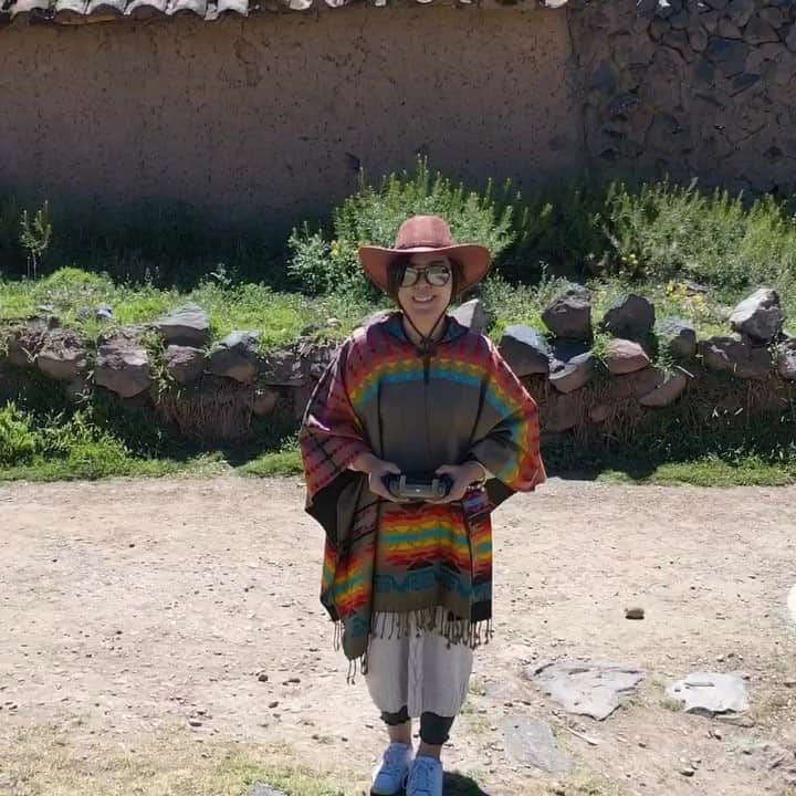 wacameraのインスタグラム：「#RAQCHI ruin インカ帝国時代の遺跡。ビラコチャ神を祭る神殿や食物を保管していた倉庫らしきものが残されていて神殿は高さ15mにもなる。およそ500年前にこんな建物を作り上げられる技術に改めて驚く。今の時代まで残してくれて感謝でもある( ●´◡`● )」