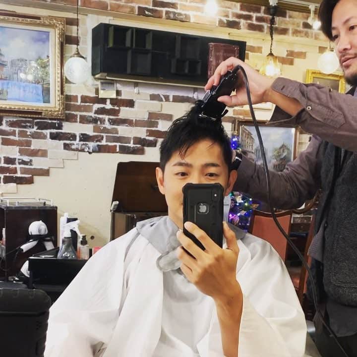 長田成哉のインスタグラム：「刈ってもらってるのに、歌ってるみたいになってる。笑 #haircut #22歳ぶり」