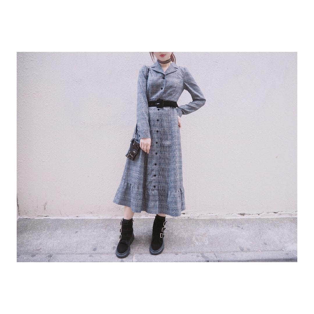 EATMEさんのインスタグラム写真 - (EATMEInstagram)「12.11 update... #EATME #DECEMBER #NEW #ITEM 🌹 STAFF身長🚺:162cm スマホケース、ソックス、ブーツ➡︎発売中 ワンピース、チョーカー➡︎12.14発売予定 . TOP画面のURLからEATME WEB  STOREをCHECK💁🏻 @eatme_japan . 開襟マキシワンピース（ #ONEPIECE ） ¥15,000（＋tax） COLOR🎨:D/MIX.L/MIX.GRY SIZE📐:S.M . 2WAYレースリボンチョーカー（ #CHOKER ） ¥2,000（＋tax） COLOR🎨: BLK . BIGリボンスマホケース（ #CASE ） ¥5,500（＋tax） COLOR🎨: BLK.PNK SIZE📐:iPhone6s.7.8対応 . BRUSHEDソックス（ #SOX ） ¥1,500（+tax）  COLOR🎨:BLK.O/WHT . トリプルベルトブーツ（ #BOOTS ） ¥14,800（+tax） COLOR🎨:BLK.PNK SIZE📐:S（22.5cm) M（23.5cm）、L（24.5cm） . #EATME_COORDINATE  #eatmejapan #イートミー #fetishmode #2018aweatme #2018aw #EuropeanGothic #益若つばさ #tsubasamasuwaka #fashion #outfit #styling #japan #tokyo #harajuku #原宿 #instagood #like4like」12月11日 14時24分 - eatme_japan