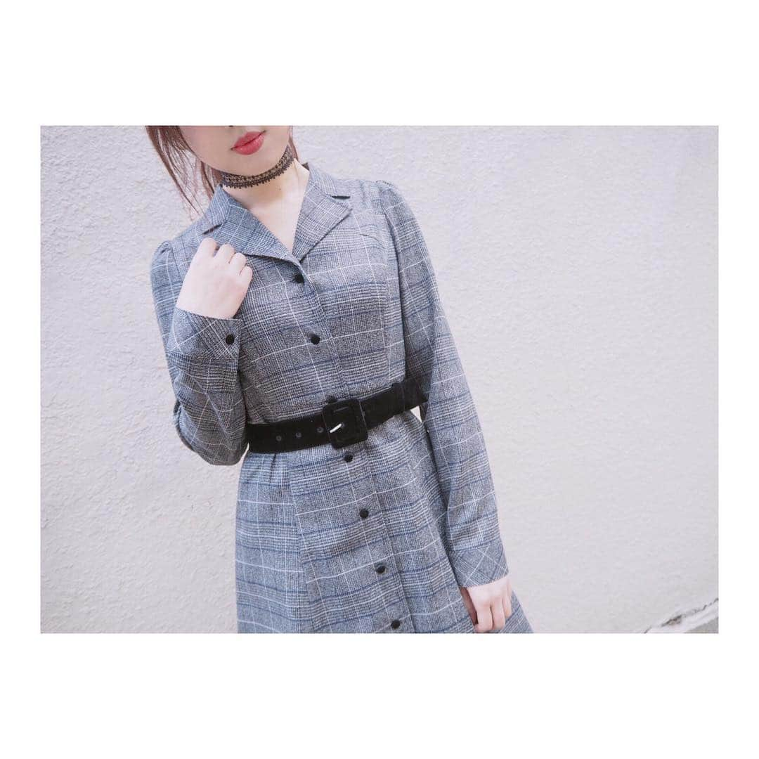 EATMEさんのインスタグラム写真 - (EATMEInstagram)「12.11 update... #EATME #DECEMBER #NEW #ITEM 🌹 STAFF身長🚺:162cm スマホケース、ソックス、ブーツ➡︎発売中 ワンピース、チョーカー➡︎12.14発売予定 . TOP画面のURLからEATME WEB  STOREをCHECK💁🏻 @eatme_japan . 開襟マキシワンピース（ #ONEPIECE ） ¥15,000（＋tax） COLOR🎨:D/MIX.L/MIX.GRY SIZE📐:S.M . 2WAYレースリボンチョーカー（ #CHOKER ） ¥2,000（＋tax） COLOR🎨: BLK . BIGリボンスマホケース（ #CASE ） ¥5,500（＋tax） COLOR🎨: BLK.PNK SIZE📐:iPhone6s.7.8対応 . BRUSHEDソックス（ #SOX ） ¥1,500（+tax）  COLOR🎨:BLK.O/WHT . トリプルベルトブーツ（ #BOOTS ） ¥14,800（+tax） COLOR🎨:BLK.PNK SIZE📐:S（22.5cm) M（23.5cm）、L（24.5cm） . #EATME_COORDINATE  #eatmejapan #イートミー #fetishmode #2018aweatme #2018aw #EuropeanGothic #益若つばさ #tsubasamasuwaka #fashion #outfit #styling #japan #tokyo #harajuku #原宿 #instagood #like4like」12月11日 14時24分 - eatme_japan