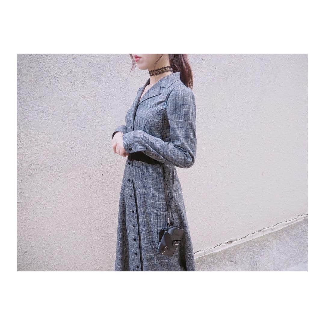 EATMEさんのインスタグラム写真 - (EATMEInstagram)「12.11 update... #EATME #DECEMBER #NEW #ITEM 🌹 STAFF身長🚺:162cm スマホケース、ソックス、ブーツ➡︎発売中 ワンピース、チョーカー➡︎12.14発売予定 . TOP画面のURLからEATME WEB  STOREをCHECK💁🏻 @eatme_japan . 開襟マキシワンピース（ #ONEPIECE ） ¥15,000（＋tax） COLOR🎨:D/MIX.L/MIX.GRY SIZE📐:S.M . 2WAYレースリボンチョーカー（ #CHOKER ） ¥2,000（＋tax） COLOR🎨: BLK . BIGリボンスマホケース（ #CASE ） ¥5,500（＋tax） COLOR🎨: BLK.PNK SIZE📐:iPhone6s.7.8対応 . BRUSHEDソックス（ #SOX ） ¥1,500（+tax）  COLOR🎨:BLK.O/WHT . トリプルベルトブーツ（ #BOOTS ） ¥14,800（+tax） COLOR🎨:BLK.PNK SIZE📐:S（22.5cm) M（23.5cm）、L（24.5cm） . #EATME_COORDINATE  #eatmejapan #イートミー #fetishmode #2018aweatme #2018aw #EuropeanGothic #益若つばさ #tsubasamasuwaka #fashion #outfit #styling #japan #tokyo #harajuku #原宿 #instagood #like4like」12月11日 14時24分 - eatme_japan