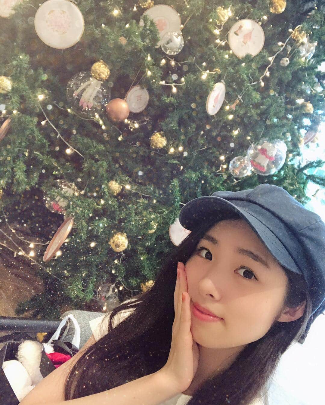 岩立沙穂さんのインスタグラム写真 - (岩立沙穂Instagram)「🎅 . タイの街中もクリスマスムードでした🎄 デパートの中は至るところにサンタさんが❤️ でも外に出たら暑いから不思議な感じでした🤔 . Christmas in Thailand🎄There are many santaclaus❤️ It's strange to think that winter is hot,because it is cold in Japan🌲🎄🤔 . #タイのクリスマス #🎄🎅 #サンタさん #Christmas #thailand #santaclaus #kawaii」12月11日 16時21分 - saho_iwatate104