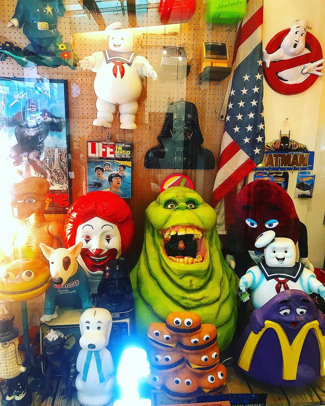 大川知英のインスタグラム：「台北にあるアメトイStore CHICACA❗️ 最高に可愛いお店でした👍時間全然なかったので弾丸だったからゆっくりみたい🍟 ディスプレイを欲しがるのはコレクターある ある👨🏽‍✈️可愛い定員さん、ありがとうございました❗️ 謝謝很可愛的店員❗️👨🏽‍✈️ #chicaca #台北#アメトイ#可愛いお店 #また来年#弾丸#amecajiboys #takatsubase」
