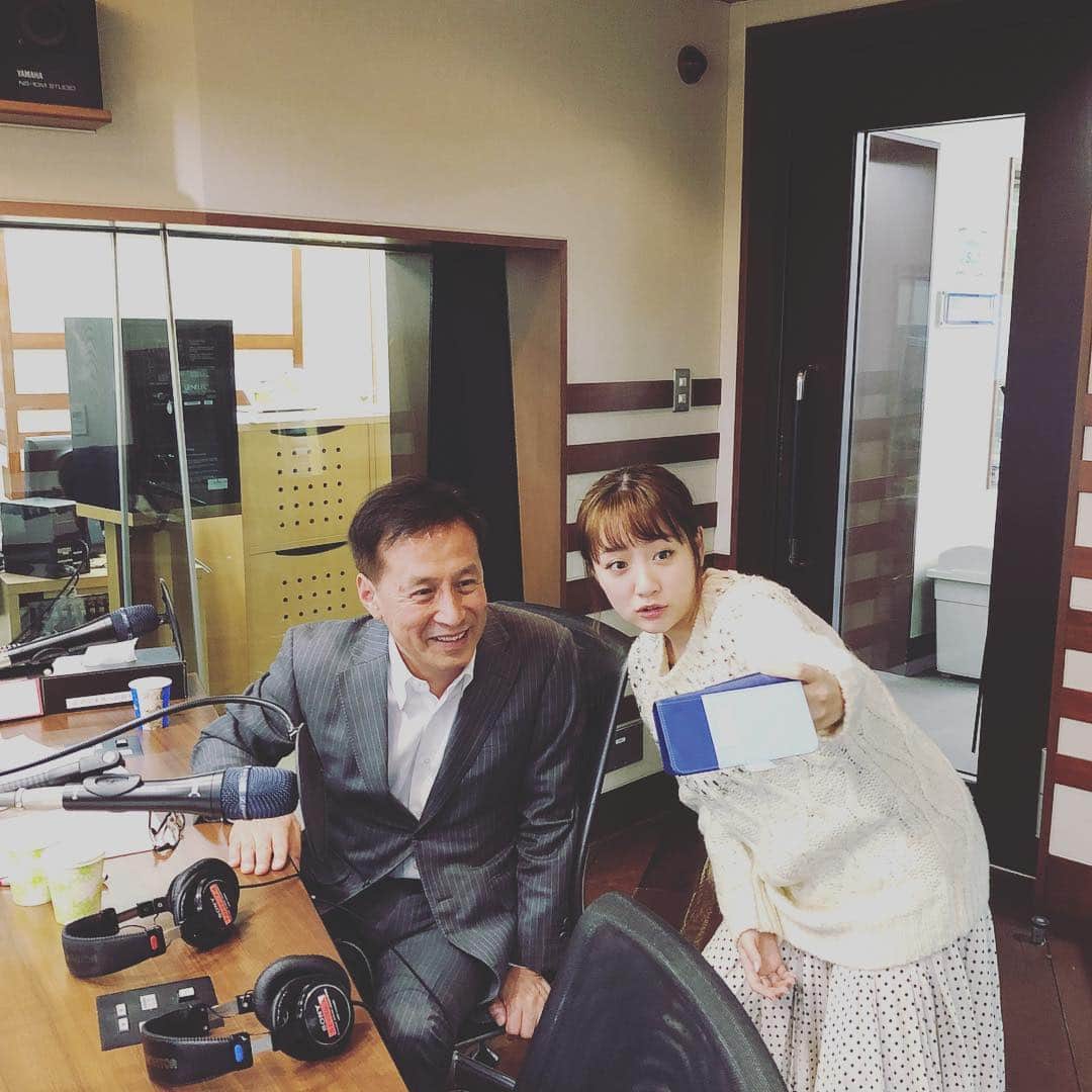 のインスタグラム：「#村尾信尚 さんと #みなみしゃん  #tokyofm  #これなに #radio  #live #高橋みなみ 📸 村尾さんのスマホで撮るふたりを撮るあたくし。 📸 番組へ2度目のご登場の村尾さん。 いつも丁寧に教えてくださる！ #ありがとうございます #thankyou」