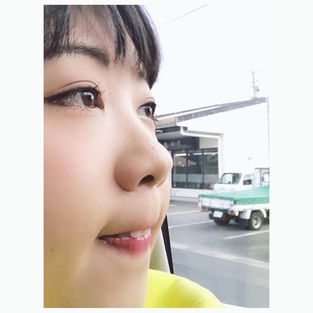 馬場園梓さんのインスタグラム写真 - (馬場園梓Instagram)「おーい♪  今日はね、 関西テレビ 「雨上がりのフォトぶら♪」の年末特番のロケでした☺︎！ 今回もおすすめスポットをたくさん巡りましたが、 ただただ楽しいだけの時間でしたよ˚✧₊ こちらは１２月２７日の 午前中 にオンエアですので、 ぜひ、よろしくお願い致します！  そして  この素敵なお衣装は、  ボアブルゾン& イエロースウェット→SUPER SPINNS  ラメニットスカート→she mo shelly  イヤリング→スタイリストさん私物  になります！  ですから  ルン♪  #yeah #happy #nice  #関西テレビ #雨上がりのフォトぶら #街ブラ #グルメ #日帰り #旅行 #食べ歩き #大好物 #ハプニング #衝撃  #球体 #ワラビー #ご機嫌 #ルン♪」12月11日 17時25分 - babazonoazusa