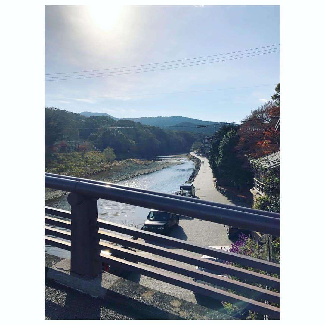 馬場園梓さんのインスタグラム写真 - (馬場園梓Instagram)「おーい♪  今日はね、 関西テレビ 「雨上がりのフォトぶら♪」の年末特番のロケでした☺︎！ 今回もおすすめスポットをたくさん巡りましたが、 ただただ楽しいだけの時間でしたよ˚✧₊ こちらは１２月２７日の 午前中 にオンエアですので、 ぜひ、よろしくお願い致します！  そして  この素敵なお衣装は、  ボアブルゾン& イエロースウェット→SUPER SPINNS  ラメニットスカート→she mo shelly  イヤリング→スタイリストさん私物  になります！  ですから  ルン♪  #yeah #happy #nice  #関西テレビ #雨上がりのフォトぶら #街ブラ #グルメ #日帰り #旅行 #食べ歩き #大好物 #ハプニング #衝撃  #球体 #ワラビー #ご機嫌 #ルン♪」12月11日 17時25分 - babazonoazusa