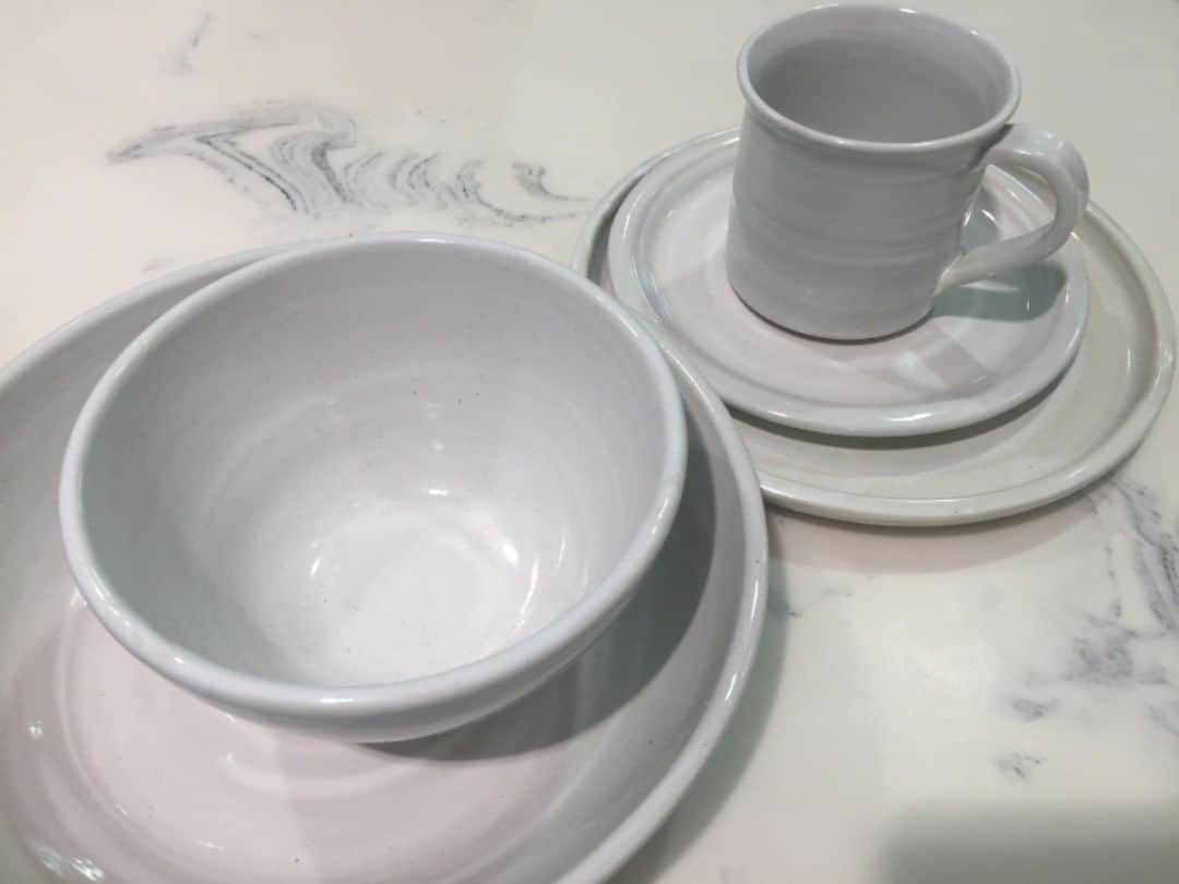 のインスタグラム：「店内で使用している食器も販売しています⛄️ パリの本店が、オープンした際に使っていたものと同じ形で、こちらは岐阜で作られている日本製、RBの刻印入りです。外国人のお客様にも人気が高く、購入して帰られる方も多いです。世界中で、この食器が使われていると思うと、とても嬉しいです。シンプルで使いやすく、どんなお料理にもぴったりです。クリスマスのギフトにも、きっと喜ばれますよ🎁  明日のデリ ・キャロットラペ ・キャベツ＆ケール ・カボチャ＆セルフィーユ＆メープル ・ナス＆ひよこ豆＆トマト ・ポテト＆インゲン＆サルサヴェルデ ・2種トマト＆キュウリ＆オリーブ  明日のスープ ・椎茸とキャベツのスープ  内容は、変更になる場合もございます。ご了承ください。  #ローズベーカリー #ローズベーカリー銀座 #パリ本店 #オリジナル #食器 #日本製 #メードインジャパン #クリスマスプレゼント #カフェ #銀座 #東京 #ランチ #デリ #サラダ #スープ #ベジタブルスープ  #rosebakery #rosebakeryginza #fromparis #cafe #original #tableware #pottery #christmasgift #ginza #tokyo」