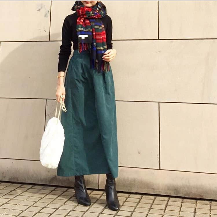 のインスタグラム：「大人のクリスマスコーディネート👏✨マキシスカートにマフラーを合わせるときは、すっきりとシンプルに巻くのも大事なポイント😆💓 Regram from @pearl3028　様  #楽天お買い物部 #R_fashion #プチプラコーデ #大人ファッション #カジュアルコーデ #きれいめコーデ  #きれいめカジュアル #シンプルコーデ #大人かわいい #大人コーデ #大人カジュアル #お洒落さんと繋がりたい #着回しコーデ #高見えコーデ #大人女子 #おしゃれ好き #outfit#coordinate #タートルニット #黒ニット #ロングスカート #マフラー #チェックマフラー #冬ファッション #冬コーデ #ブーツ #ストレッチブーツ #ファーバッグ #エコファー」