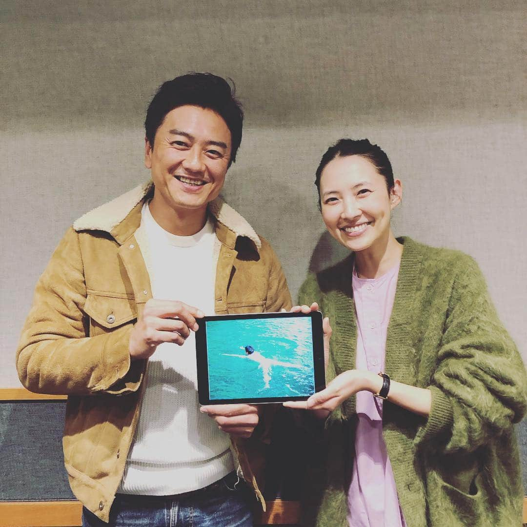 浜島直子さんのインスタグラム写真 - (浜島直子Instagram)「昨日はラジオの収録へ。ゲストは、俳優の原田龍二さん✨ ・ 旅番組などで全国200カ所以上の温泉を巡り、「温泉俳優」と呼ばれている原田さん。 年末年始におすすめの朝日や夕日が綺麗な温泉、ファミリーで行くのにおすすめの温泉など教えてもらいましたよ♨️ ・ そしてこの秋、温泉旅行をテーマにしたデジタル写真集「蜜愛」「情愛」「渇愛」「純愛」という全4冊の愛シリーズが講談社から出されました！ 中でも「蜜愛」は「原田龍二と不倫旅行をしているかのような雰囲気が楽しめる作品」ということで、私も鼻血ブー状態でお話を伺いました〜🤤❤️ あぁ、妄想族爆進中です❤️❤️ ・ 今回原田さんに初めてお会いさせていただきましたが、ドラマや映画だけではなく、旅番組やバラエティでも大人気なのが納得！✨ なんというか、ものすごい、懐が深い！ 相手の目線に合わせて一生懸命お話を聞いてくれる！ だから旅先でも行く先々ですっと地元に打ち解けて、地元の方に愛されるんだなぁと、優しいお顔で笑う原田さんを見て思いました😊 ・ 原田龍二さんの放送回は、12月29日、1月5日土曜日の全2回。 bayfmで午前11時から。radikoで全国聴けますので、お時間ありましたら是非よろしくお願いいたします。 ・ #東京ガス #bayfm #キュリオスハマジ #原田龍二 さん #温泉俳優 #蜜愛」12月11日 18時27分 - hamaji_0912