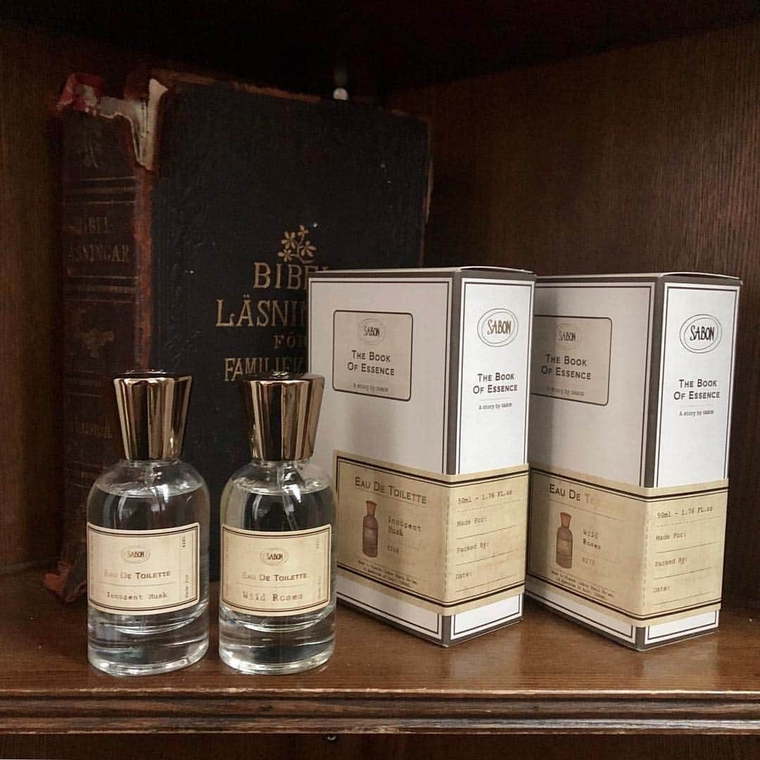 SABON_GOURMETのインスタグラム：「本のようなパッケージに、あなたのためだけの香りを詰め込んだThe Book of Essence "Eau de Toilette"。﻿ ﻿ ロマンティックなムードを演出する、純粋で紳士的なInnocent Musk。﻿ 新鮮なシトラスと咲き誇るローズが広がる、Wild Rose。﻿ 華やかなイベントごとが増えるこの季節に纏いたい特別な香り。﻿ ﻿ オードトワレの香りに包まれ、 それぞれのストーリーと共に物語の世界へ。﻿ ﻿ #sabongourmet#再入荷#PARFUMERIESeries#Book#Essence#EaudeToilette#perfume#InnocentMusk#musk#wildrose#bodycare#luxury#cosme#cosmetics#サボングルメ#パフュマリ#パフューム#オードトワレ#イノセントムスク#ムスク#ワイルドローズ#コスメ#香り#アロマ#香水」