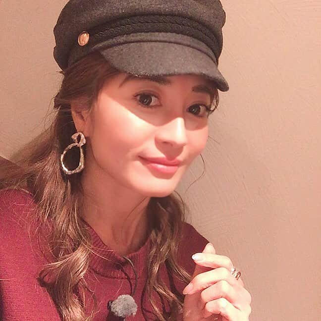 新山千春さんのインスタグラム写真 - (新山千春Instagram)「ロケで被った帽子♥️ hat＆boots #ZARA 🌹 . そっかっ！ 明日も銀座ロケだぁーー😋👍 _____________________________________________________🌹  #shooting 🎬  #♥️ #LA 好き 💖 #California  #denimcoordinate #makeup #model  #mamastyle #Instagood #hairarrange #fashion  #outfit #casualstyle  #outfitstyle #촬영 #粉我 #나를 따르라  #fashionistas #dailylook #coodinate #いいね 💘#フォロー ありがとうございます🌹#新山千春 #インスタ初心者 🌹 _____________________________________________________🌹」12月11日 19時31分 - chiharuuu_0114