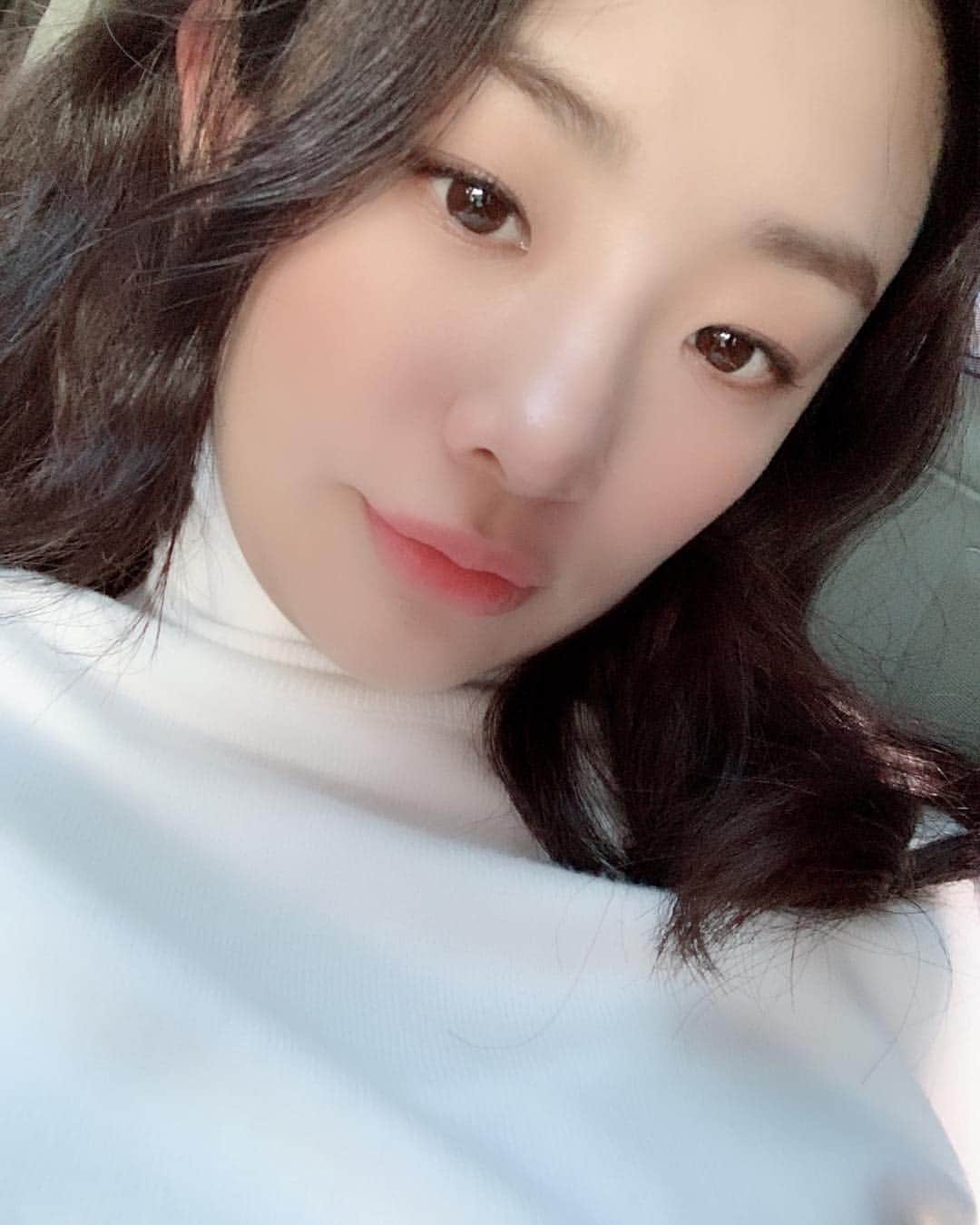 ステファニー・リーのインスタグラム：「This cold cold weather giving me a natural blush 🥰」