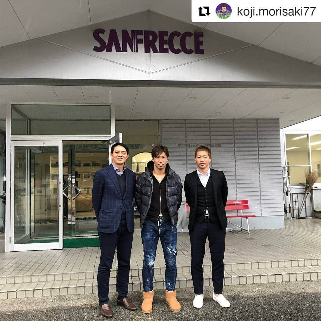 サンフレッチェ広島さんのインスタグラム写真 - (サンフレッチェ広島Instagram)「#Repost @koji.morisaki77 (@get_repost) ・・・ サンフレッチェの三矢寮(ユースの寮)でオフィシャルDVD📀の撮影をしました😊カズと西岡さんとの対談を撮影していただいたので、是非皆さんお楽しみに〜🙋‍♂️😊寮生活での思い出話しなどカズといろいろ話しをしました👍😁 #sanfrecce #森崎和幸 #西岡明彦 #オフィシャルDVD」12月11日 19時57分 - sanfrecce.official