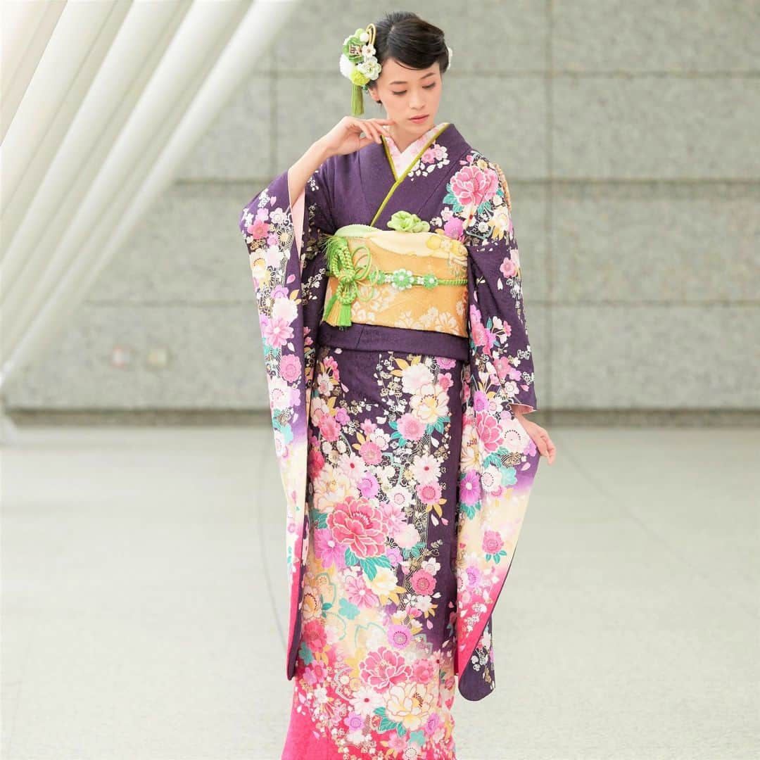 京都きもの友禅【公式】さんのインスタグラム写真 - (京都きもの友禅【公式】Instagram)「紫からピンク にかけての #グラデーション が綺麗な振袖。差し色は黄緑で爽やかに♪ . @kimono_yuzenで振袖コーディネートをcheck♪ . #京都きもの友禅 #ハタチは一生もの #振袖 #furisode #振袖レンタル #成人式振袖 #はたち #ハタチ #成人式 #成人式2019 #成人式前撮り #振袖前撮り #振袖コーディネート #振袖コーデ #振袖ヘアメイク #成人式髪型 #キモノ#kimono #着物好き #ふりそでーしょん #紫 #坂田梨香子 #クール」12月11日 20時02分 - kimono_yuzen
