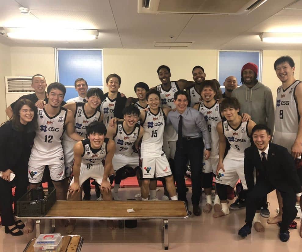 岡田慎吾のインスタグラム：「ありがとう！いつかまた一緒にプレー出来たらいいね〜。Good luck @_iamrobdjr #三遠ネオフェニックス #neophoenix」