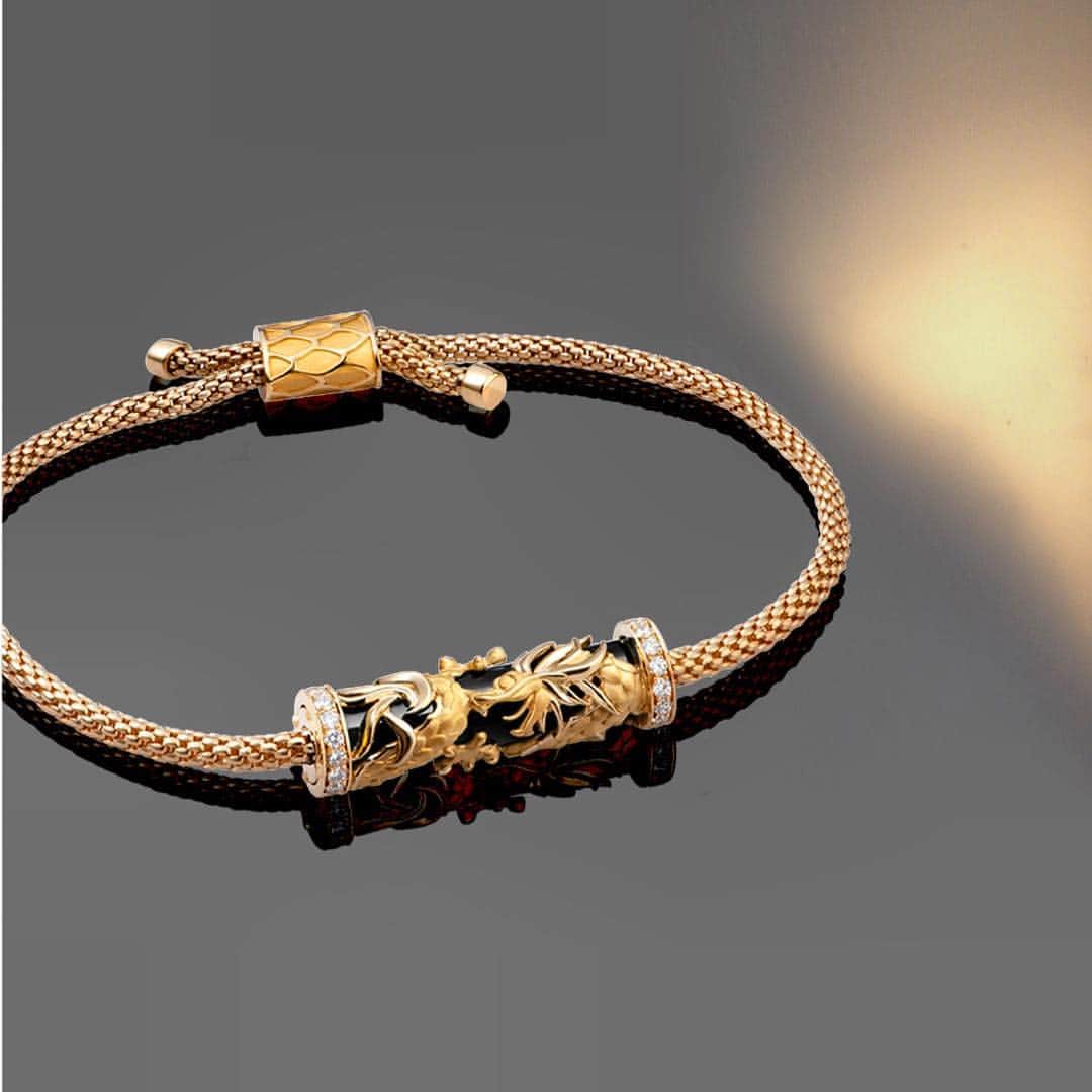 カレライカレラのインスタグラム：「Carrera y Carrera craftsmen bring the smallest details of this mythological animal to life in precious metal, just like dragons born from earth and fire.」