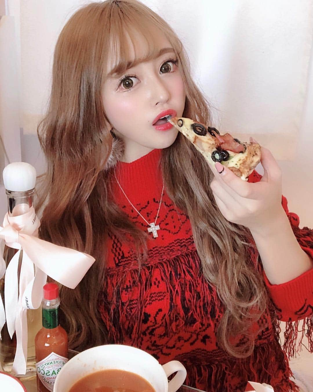 SHIHOさんのインスタグラム写真 - (SHIHOInstagram)「. . 🍕pizza party🍕 . . 美味しすぎてつい食べ過ぎちゃった🍴 . . ドミノピザの プレミアム クワトロ ザ・ロースト🍕 . ローストビーフたっぷりだった💋 . . #fashion #fashionblogger #me #selfie #tokyo #japanesegirl #haircolor #hairstyle #hair #newcolor #reedit #make #makeup #awmake #awfashion #aw #2018aw」12月11日 20時57分 - cham_pipi