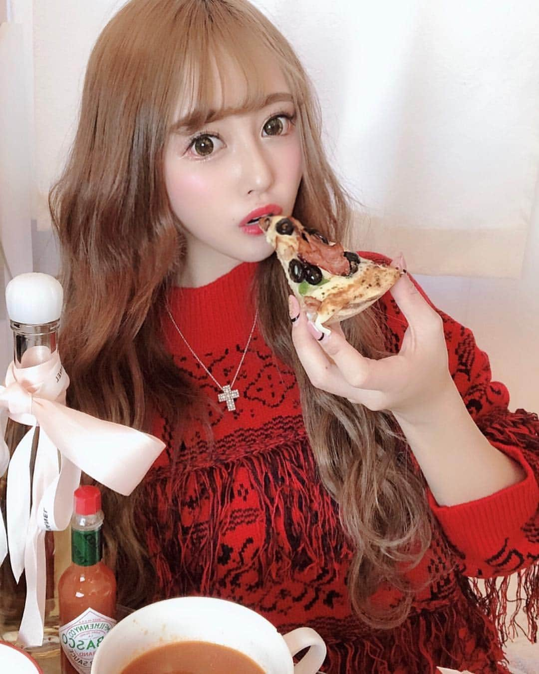 SHIHOさんのインスタグラム写真 - (SHIHOInstagram)「. . 🍕pizza party🍕 . . 美味しすぎてつい食べ過ぎちゃった🍴 . . ドミノピザの プレミアム クワトロ ザ・ロースト🍕 . ローストビーフたっぷりだった💋 . . #fashion #fashionblogger #me #selfie #tokyo #japanesegirl #haircolor #hairstyle #hair #newcolor #reedit #make #makeup #awmake #awfashion #aw #2018aw」12月11日 20時57分 - cham_pipi