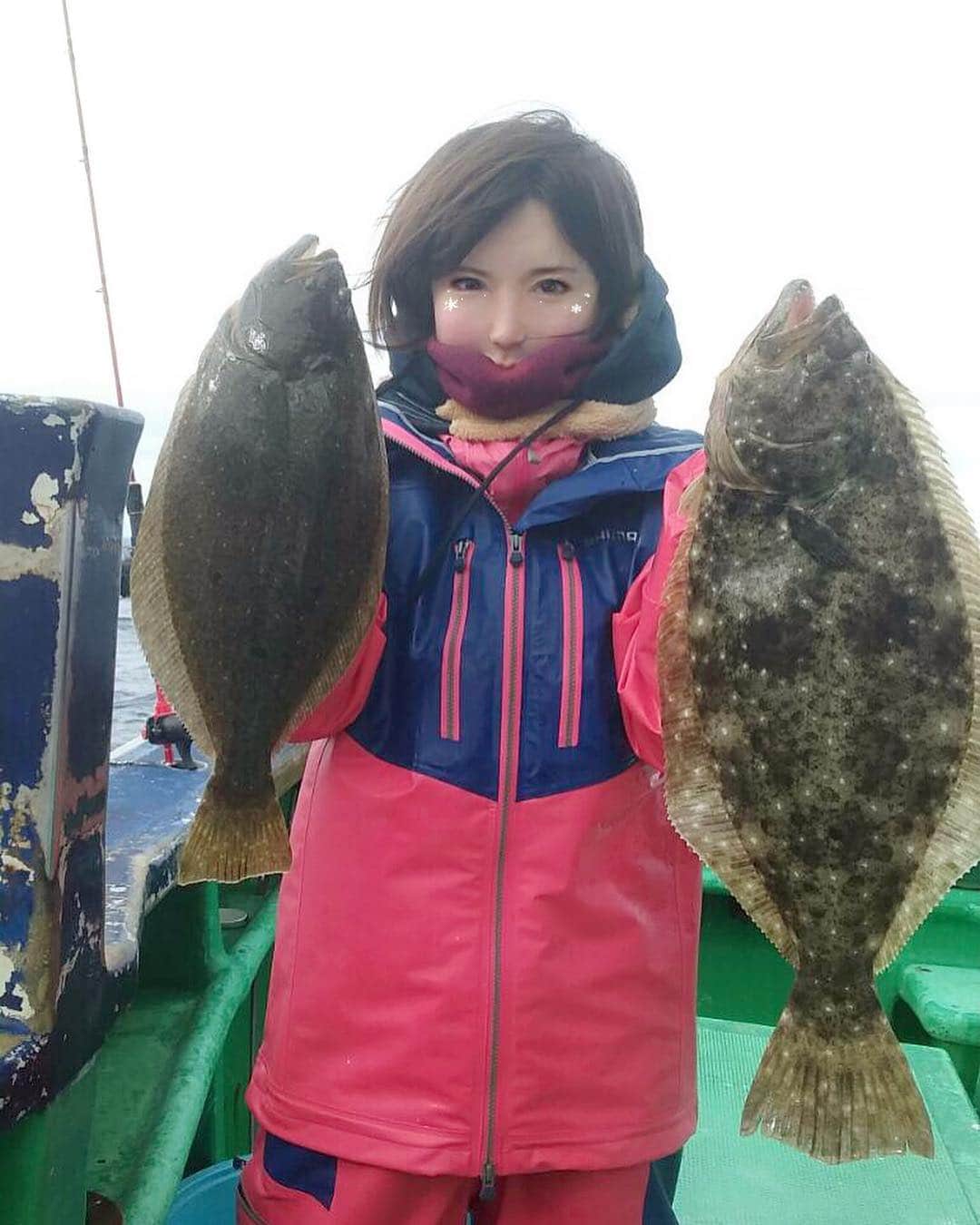 里美ゆりあのインスタグラム：「ヒラメ釣ってきました(∩˃o˂∩)♡ 極寒＆船酔いが酷く釣りで初めて吐きました。地獄と過酷と恐怖と楽しさとリフレッシュが一度に味わえる釣り。人生そのものですね。釣り仲間と行くと釣った数を争えるのもまた刺激的。マイ竿を増やしてタイやカンパチに挑戦したいです(*ᴗˬᴗ) #釣り#ヒラメ#船酔い#極寒#自分との戦い#海釣り#自分で捌けるようになりたい#魚#fish」